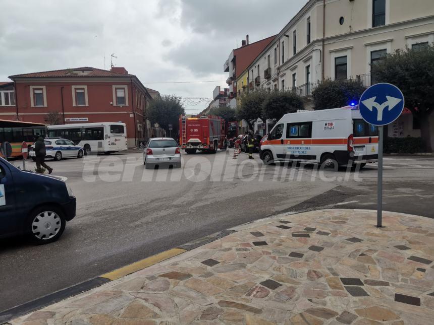 Panda esce fuori strada in centro, tre veicoli coinvolti