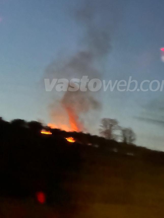 Rogo di potature di vite a Pollutri, intervengono i Vigili del fuoco