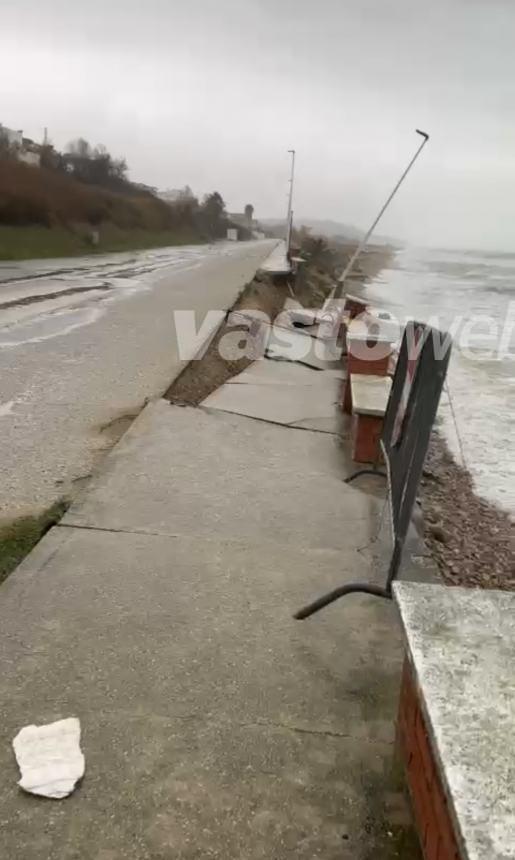 Pioggia e mareggiate, nuovo crollo sul lungomare nord di Casalbordino