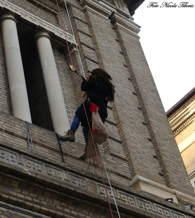 In tanti a Casalbordino per ammirare  la discesa della Befana dalla Torre Civica 