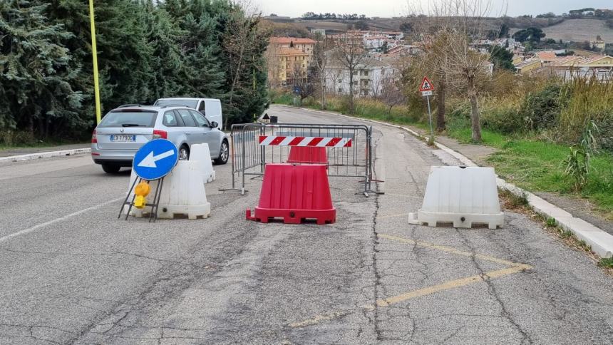 Si apre una buca in via Torino