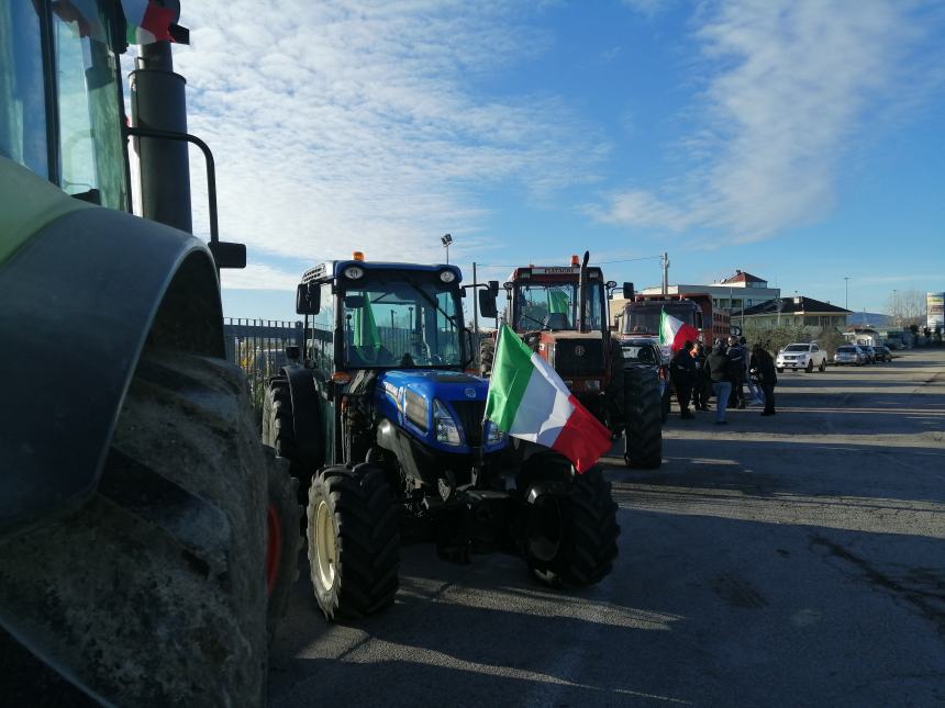 Agricoltori protestano a Vasto: "Non si può più coltivare, i costi ci stanno massacrando"