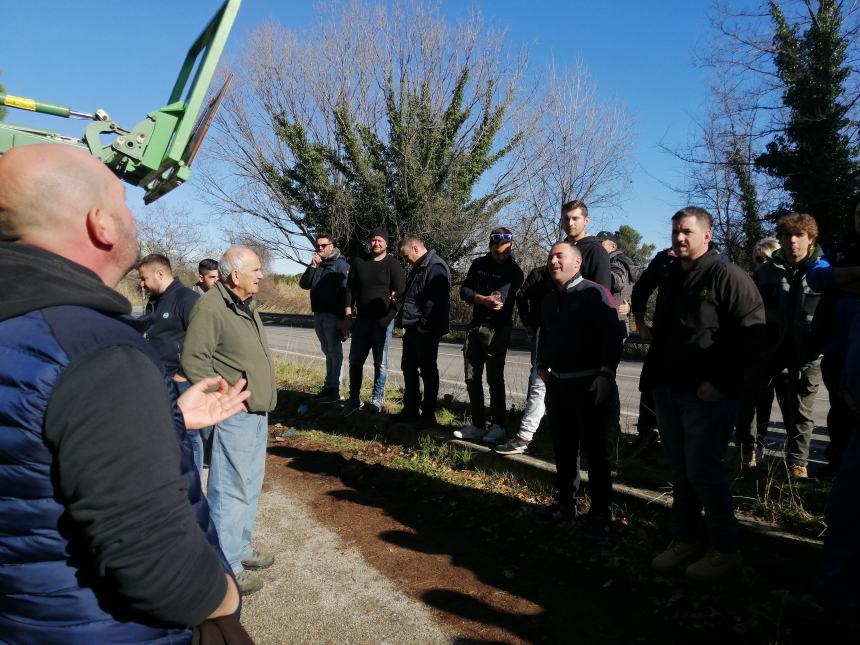 Agricoltori protestano a Vasto: "Non si può più coltivare, i costi ci stanno massacrando"