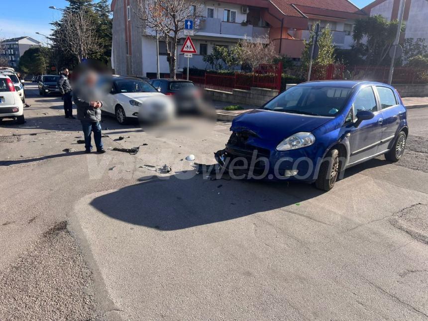 Scontro tra due auto a Vasto all’incrocio con via De Gasperi