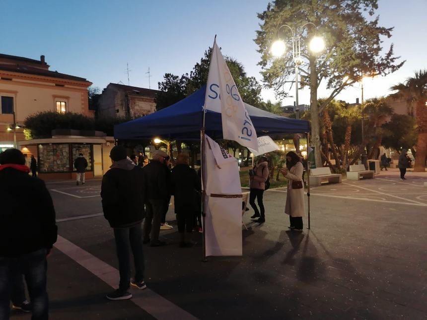 Associazione Schierarsi in piazza Monumento