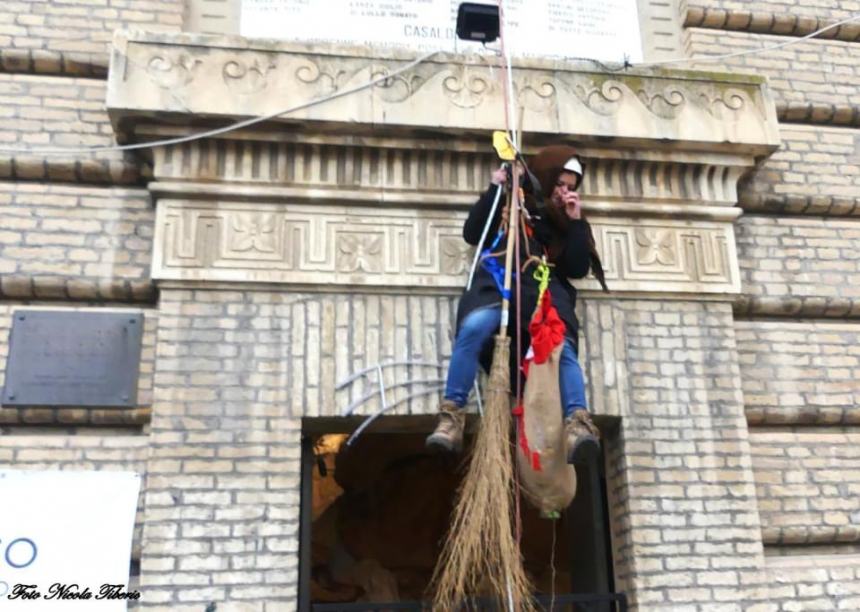 In tanti a Casalbordino per ammirare  la discesa della Befana dalla Torre Civica 