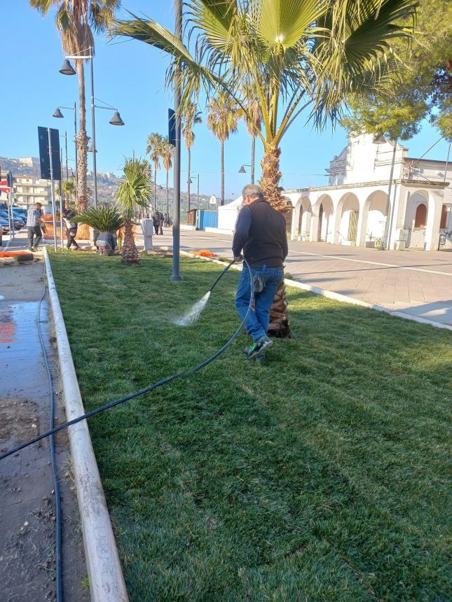 Vasto Marina cambia look: manto verde per le aiuole del lungomare