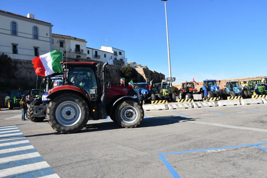 Clacson e sirene, pescatori e agricoltori al porto contro l'Europa matrigna