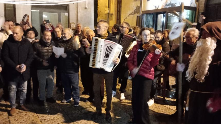 Vasto ha omaggiato "Lu Sand'Andunie" con due cori nel centro storico 