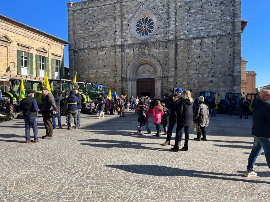 Oltre 60 trattori e centinaia di agricoltori alla giornata del ringraziamento Coldiretti