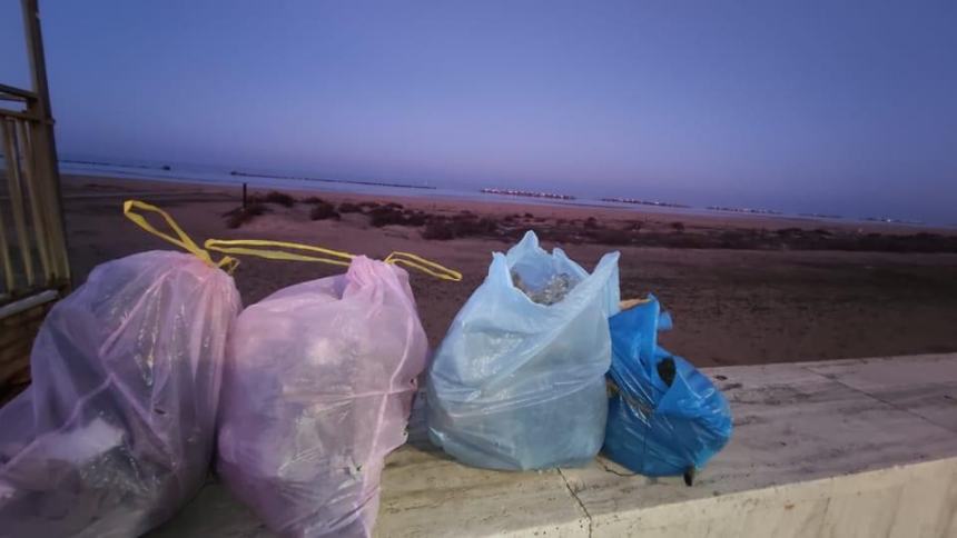 Raccoglie rifiuti sulle spiagge di Vasto e San Salvo: “Lasciamo il mondo migliore”