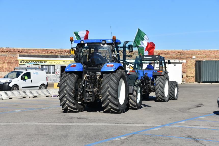 Clacson e sirene, pescatori e agricoltori al porto contro l'Europa matrigna