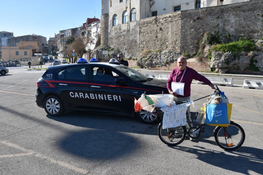 Clacson e sirene, pescatori e agricoltori al porto contro l'Europa matrigna