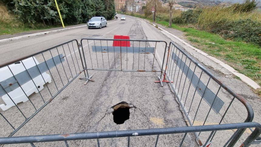 Si apre una buca in via Torino