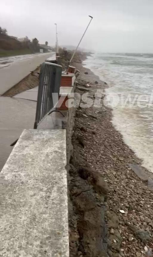 Pioggia e mareggiate, nuovo crollo sul lungomare nord di Casalbordino