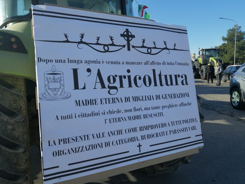 Agricoltori protestano a Vasto: "Non si può più coltivare, i costi ci stanno massacrando"