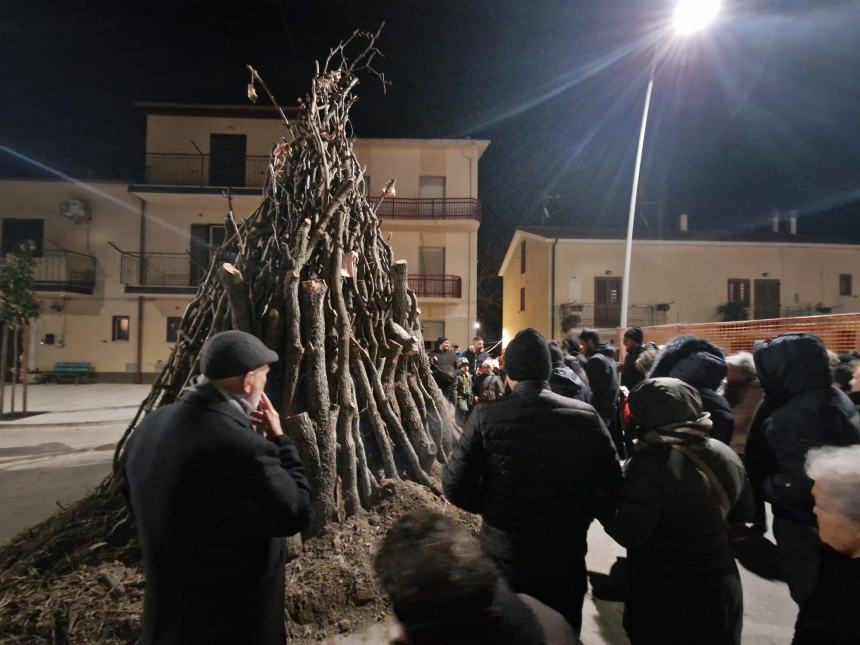 Bagno di folla intorno agli altissimi falò nel “Borgo degli Angioini”