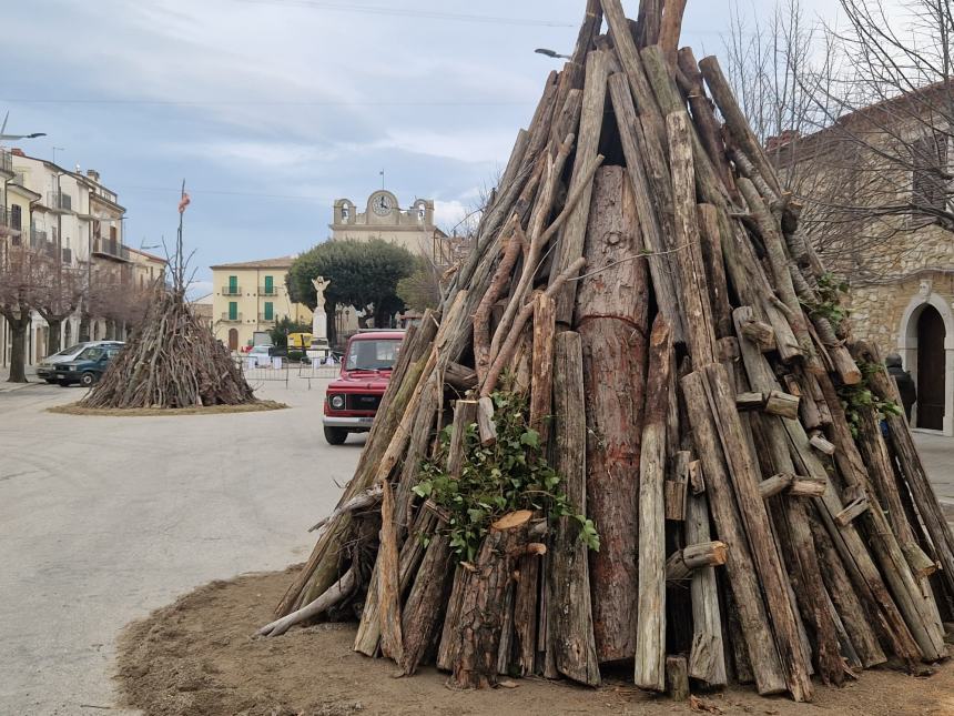 Bagno di folla intorno agli altissimi falò nel “Borgo degli Angioini”