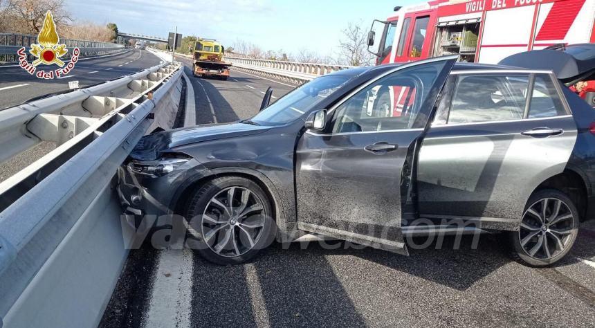 Auto finisce contro il guardrail sull'A14: 2 feriti, anziana elitrasportata a Chieti