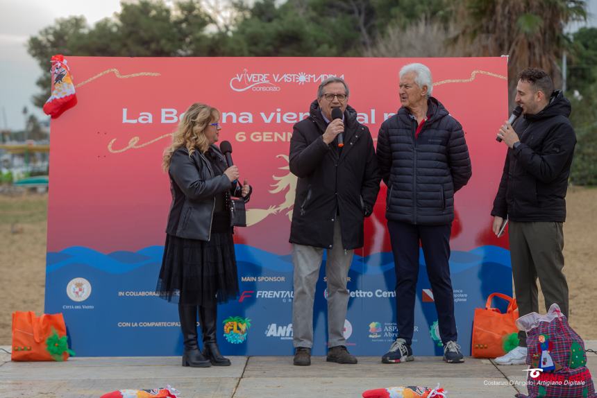 La Befana a Vasto arriva su una moto d'acqua, in tanti alla Marina