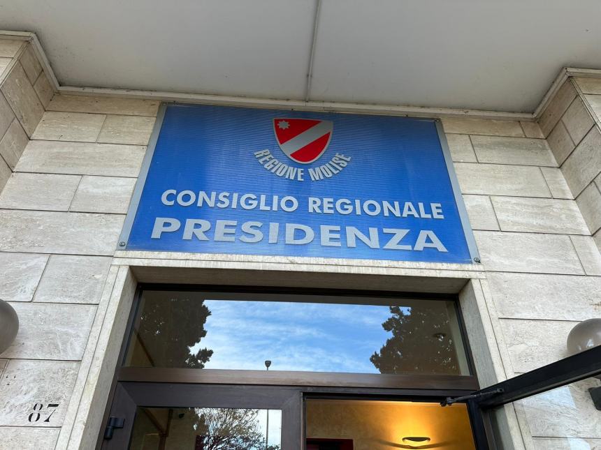 La protesta del comprensivo Schweitzer al Consiglio regionale