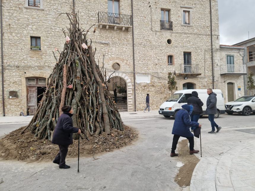 Bagno di folla intorno agli altissimi falò nel “Borgo degli Angioini”