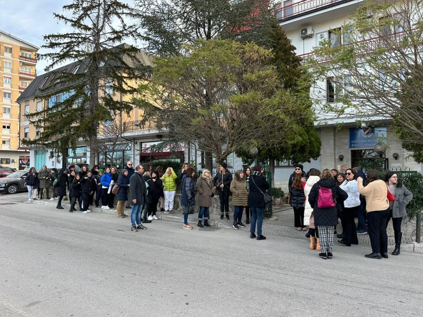 La protesta del comprensivo Schweitzer al Consiglio regionale