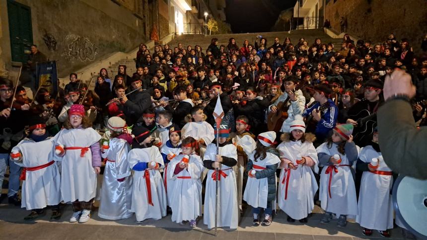 Impazza la tradizione del San Sebastiano, il canto coinvolge adulti e ragazzi