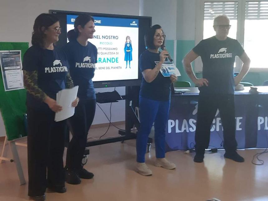 No all'inquinamento: gli alunni della Nuova Direzione Didattica a scuola di "Plastic free" 