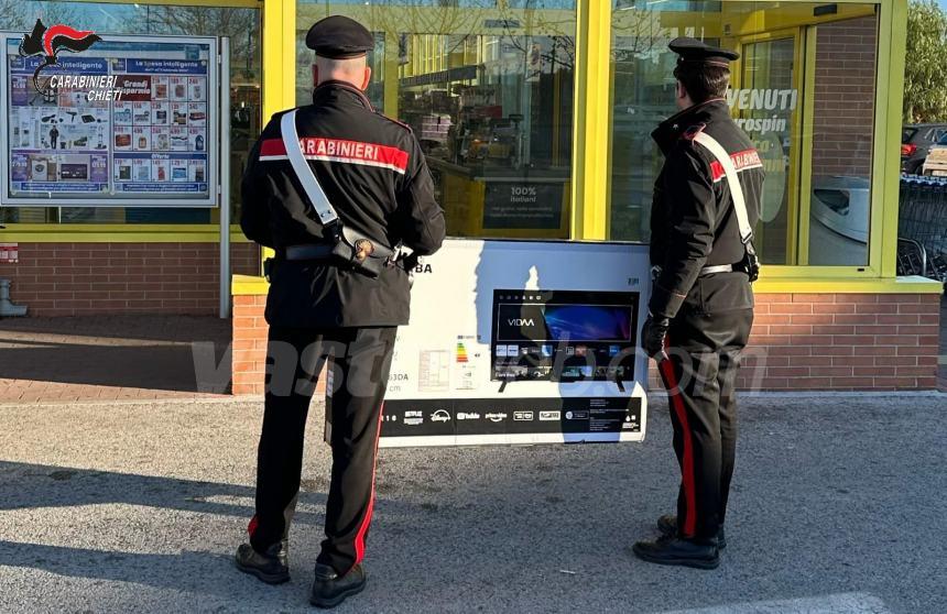 Ruba una smart tv da un supermercato, denunciato un 27enne