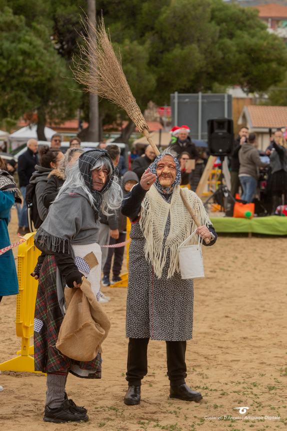 La Befana a Vasto arriva su una moto d'acqua, in tanti alla Marina