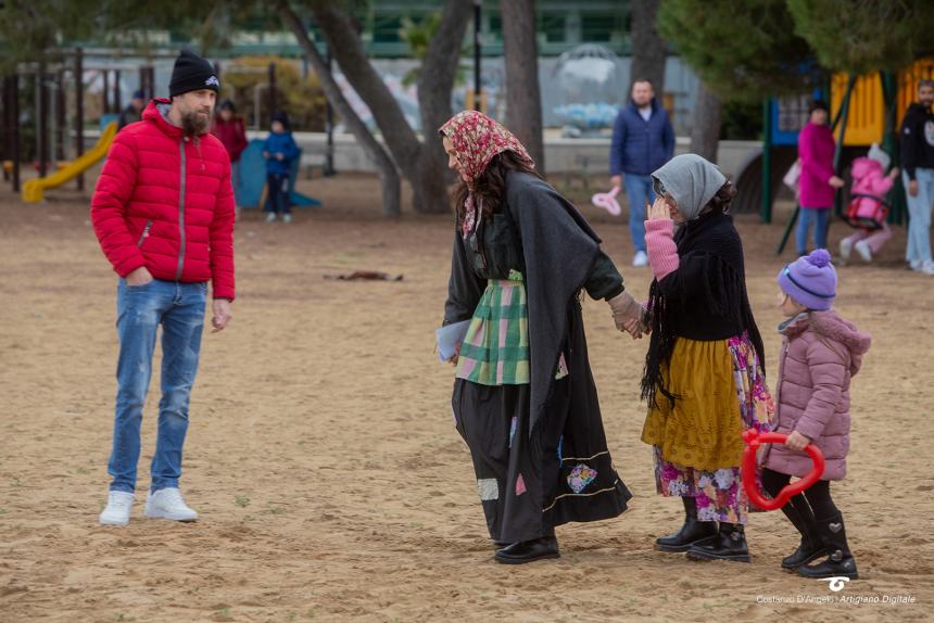 La Befana a Vasto arriva su una moto d'acqua, in tanti alla Marina