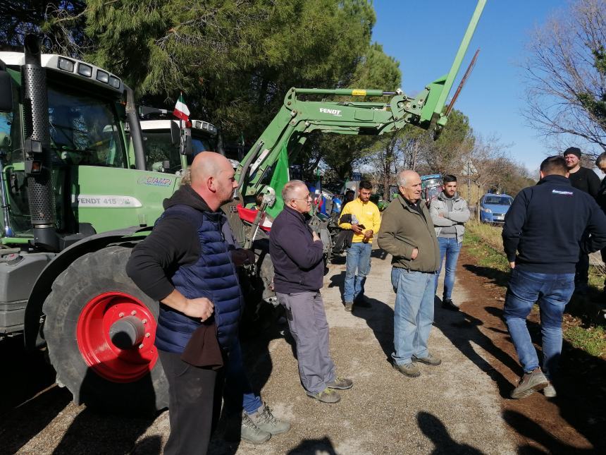 Agricoltori protestano a Vasto: "Non si può più coltivare, i costi ci stanno massacrando"