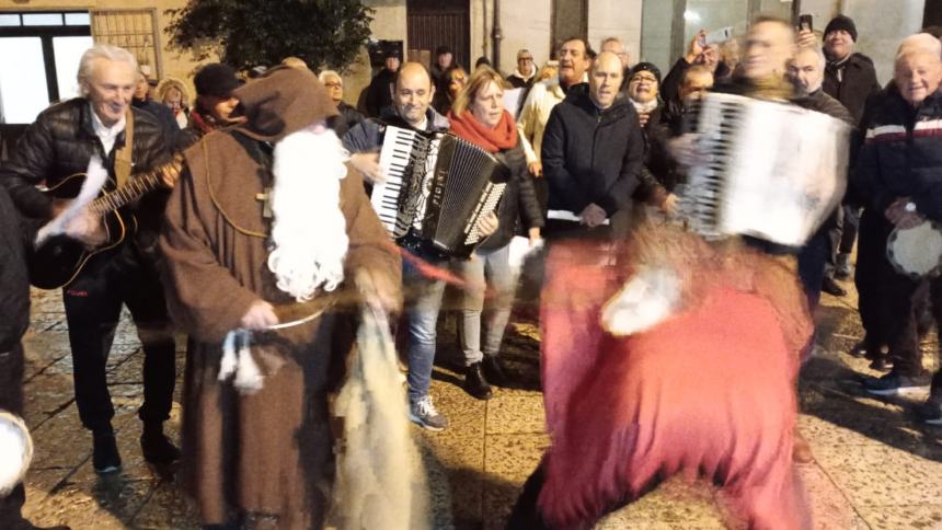 Vasto ha omaggiato "Lu Sand'Andunie" con due cori nel centro storico 