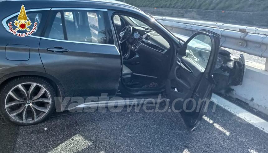 Auto finisce contro il guardrail sull'A14: 2 feriti, anziana elitrasportata a Chieti