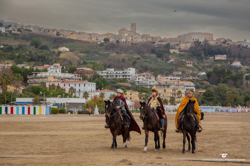 La Befana a Vasto arriva su una moto d'acqua, in tanti alla Marina