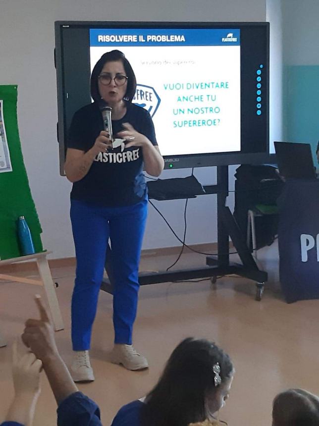 No all'inquinamento: gli alunni della Nuova Direzione Didattica a scuola di "Plastic free" 