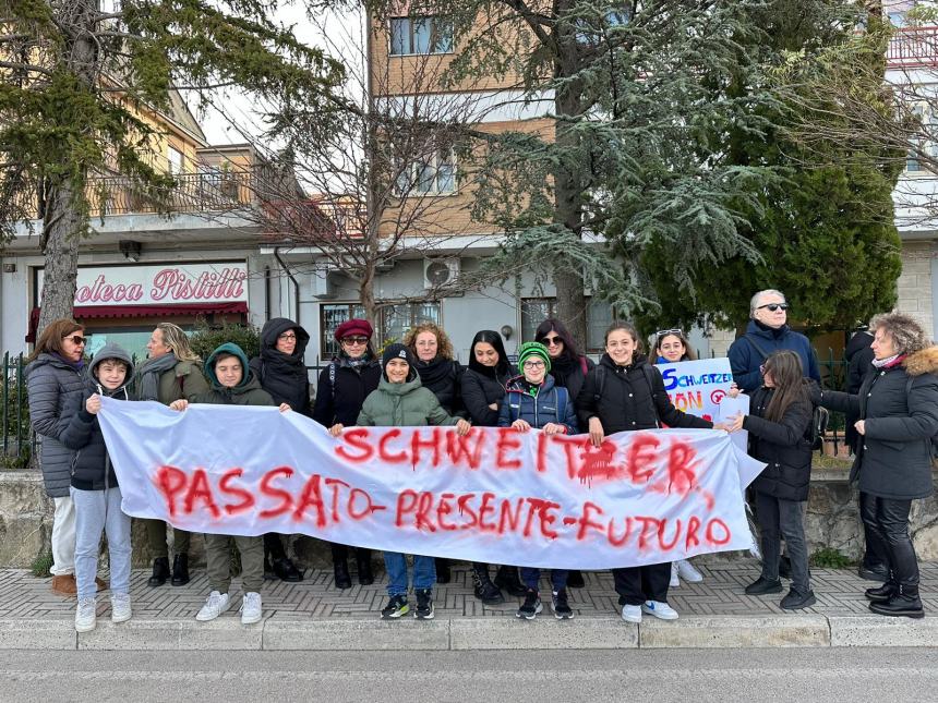 La protesta del comprensivo Schweitzer al Consiglio regionale