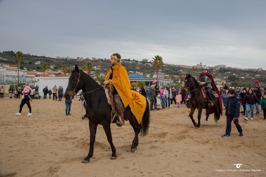 La Befana a Vasto arriva su una moto d'acqua, in tanti alla Marina