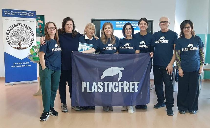 No all'inquinamento: gli alunni della Nuova Direzione Didattica a scuola di "Plastic free" 