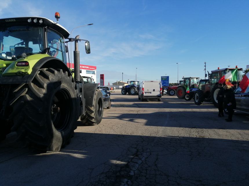 Agricoltori protestano a Vasto: "Non si può più coltivare, i costi ci stanno massacrando"