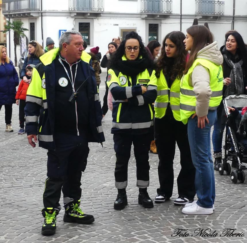 In tanti a Casalbordino per ammirare  la discesa della Befana dalla Torre Civica 