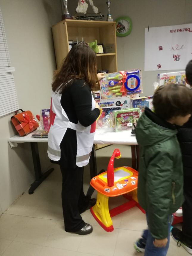 Sensibili e generosi, doni raccolti dalla Croce Rossa per bimbi meno fortunati