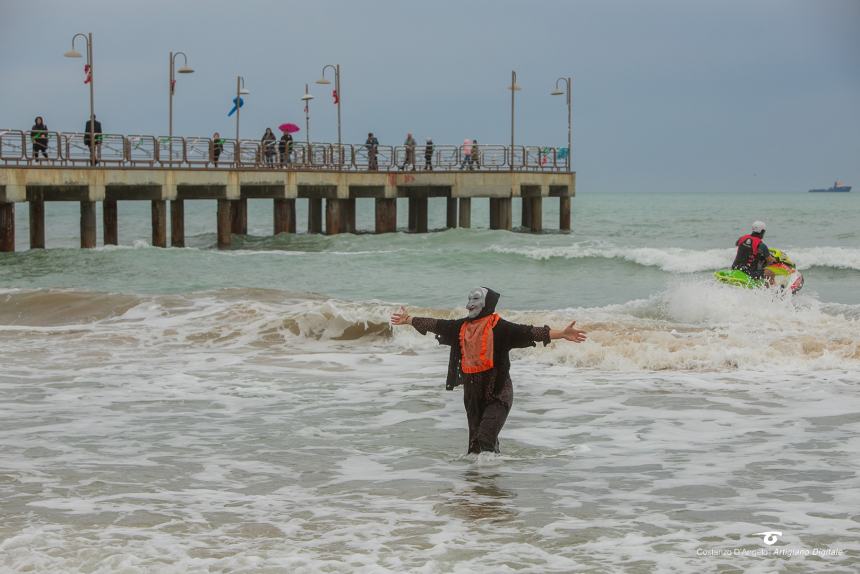 La Befana a Vasto arriva su una moto d'acqua, in tanti alla Marina