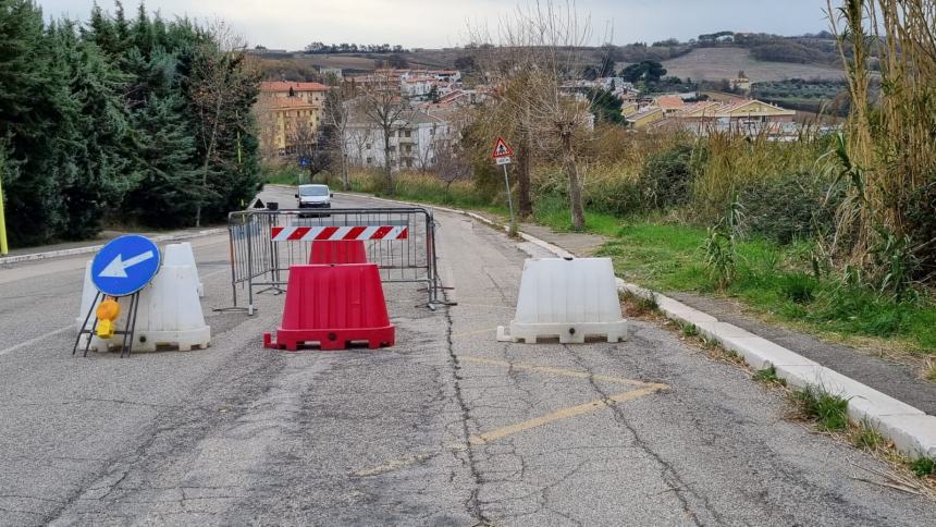 Si apre una buca in via Torino