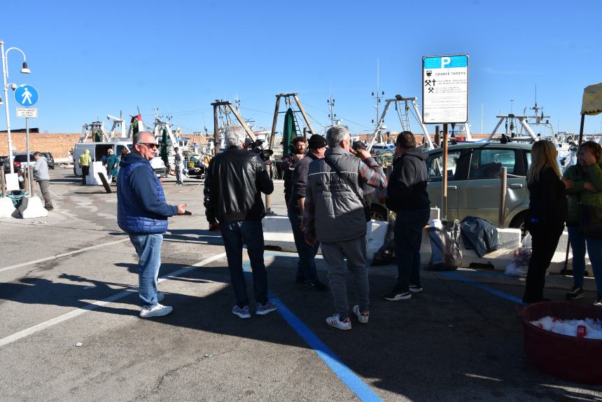 Clacson e sirene, pescatori e agricoltori al porto contro l'Europa matrigna