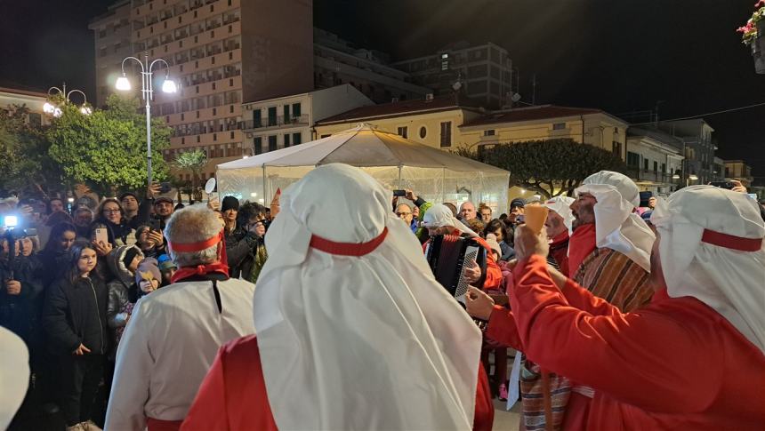 Impazza la tradizione del San Sebastiano, il canto coinvolge adulti e ragazzi