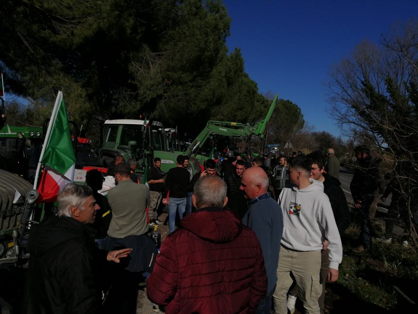 Agricoltori protestano a Vasto: "Non si può più coltivare, i costi ci stanno massacrando"