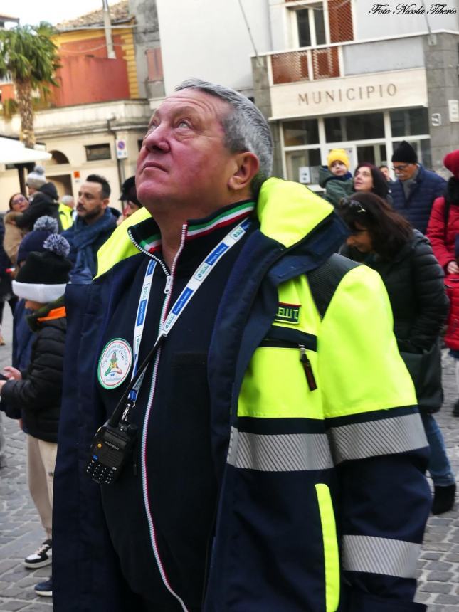 In tanti a Casalbordino per ammirare  la discesa della Befana dalla Torre Civica 