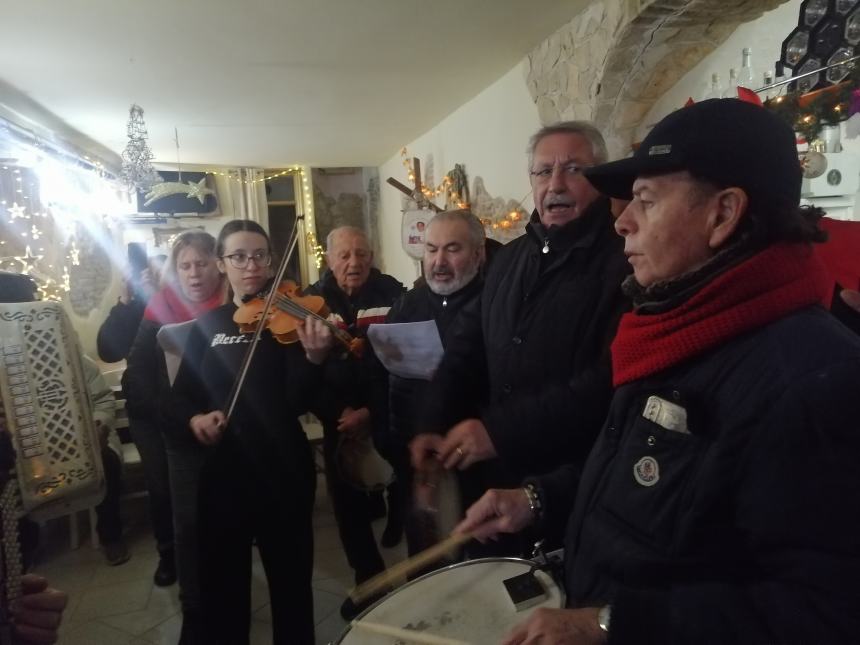 Vasto ha omaggiato "Lu Sand'Andunie" con due cori nel centro storico 